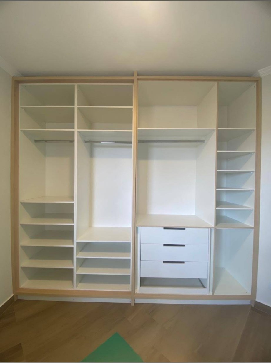 Closet com prateleiras, cabideiros e gavetas