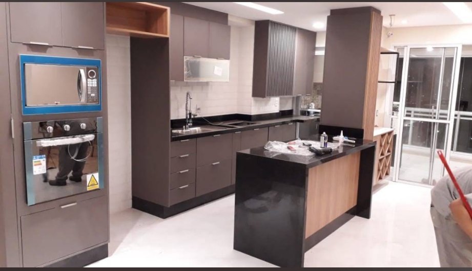 Cozinha com ilha central e eletrodomésticos embutidos